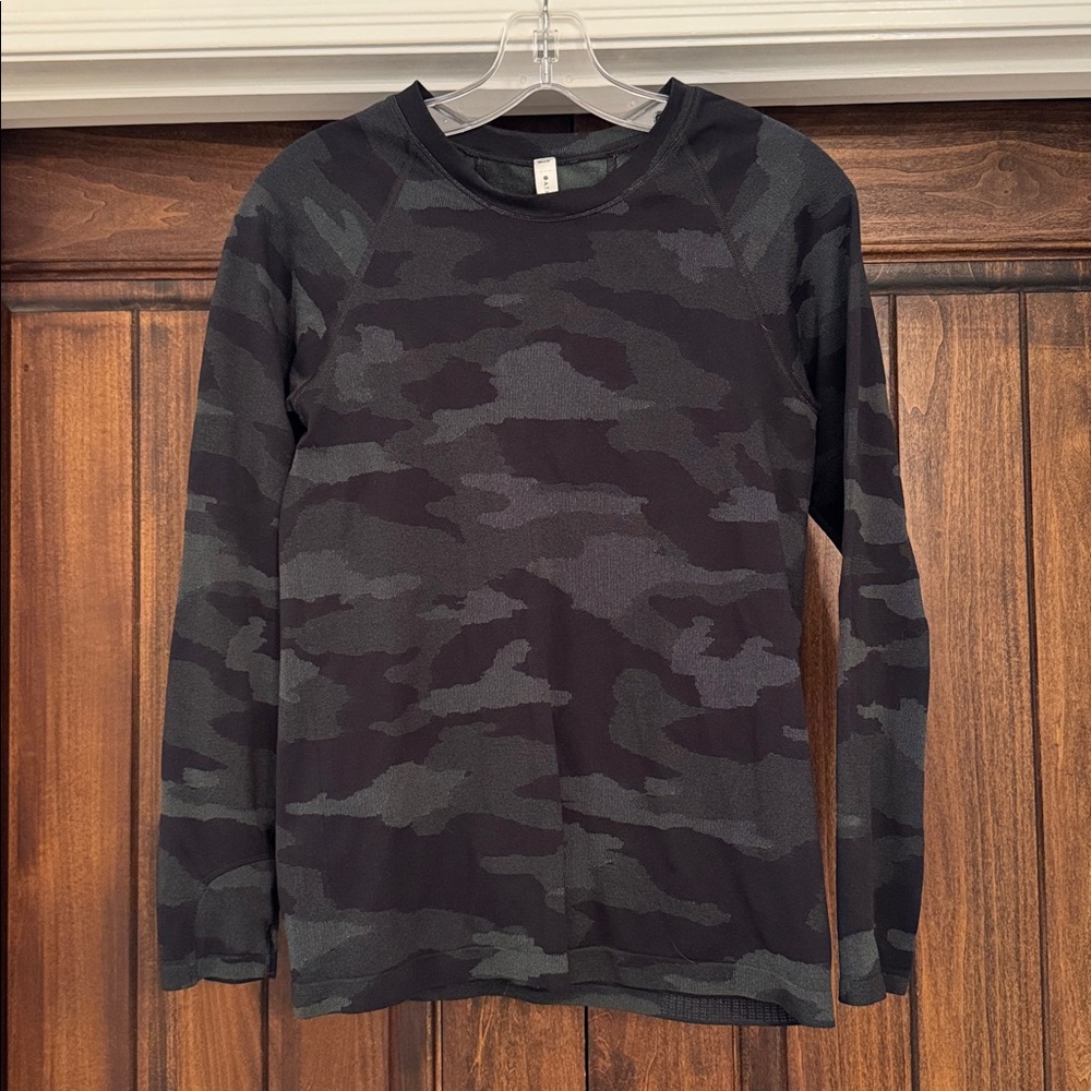 Athleta Relaxed Long Sleeve Shirt Black Camo